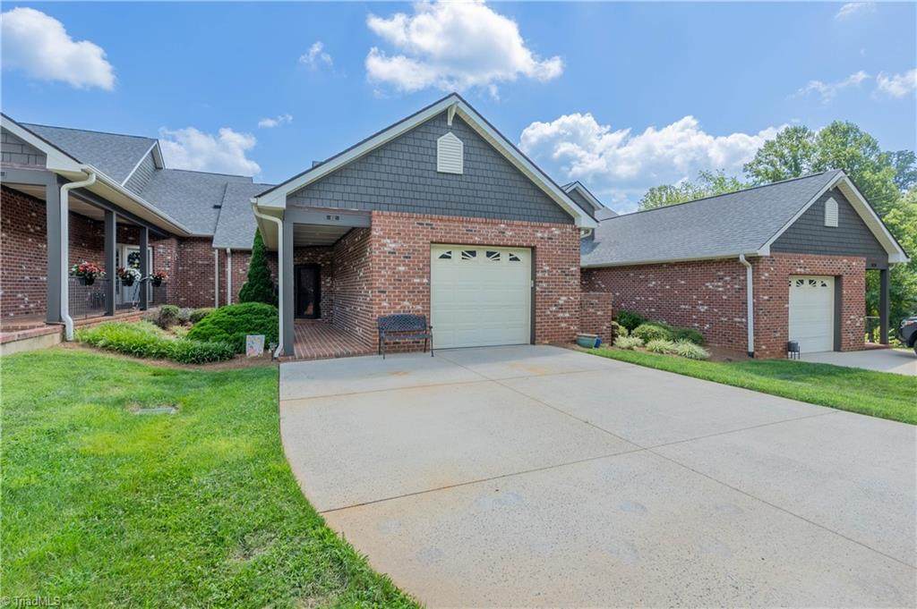 102 Hazelnut Court - Photo 1