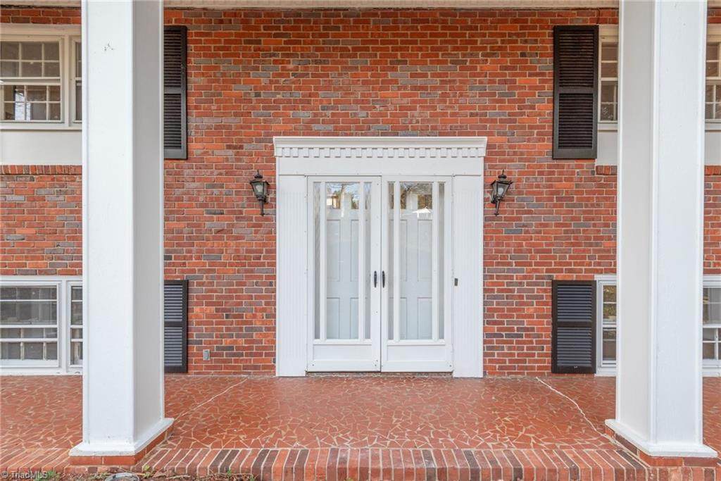 624 Brentwood Court - Photo 1