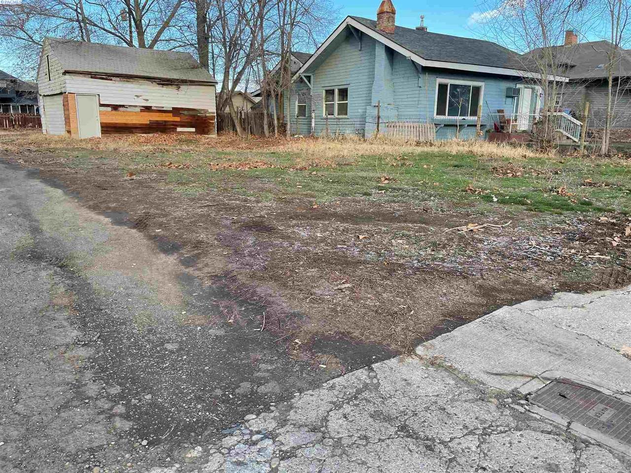 717 8th St - Photo 1