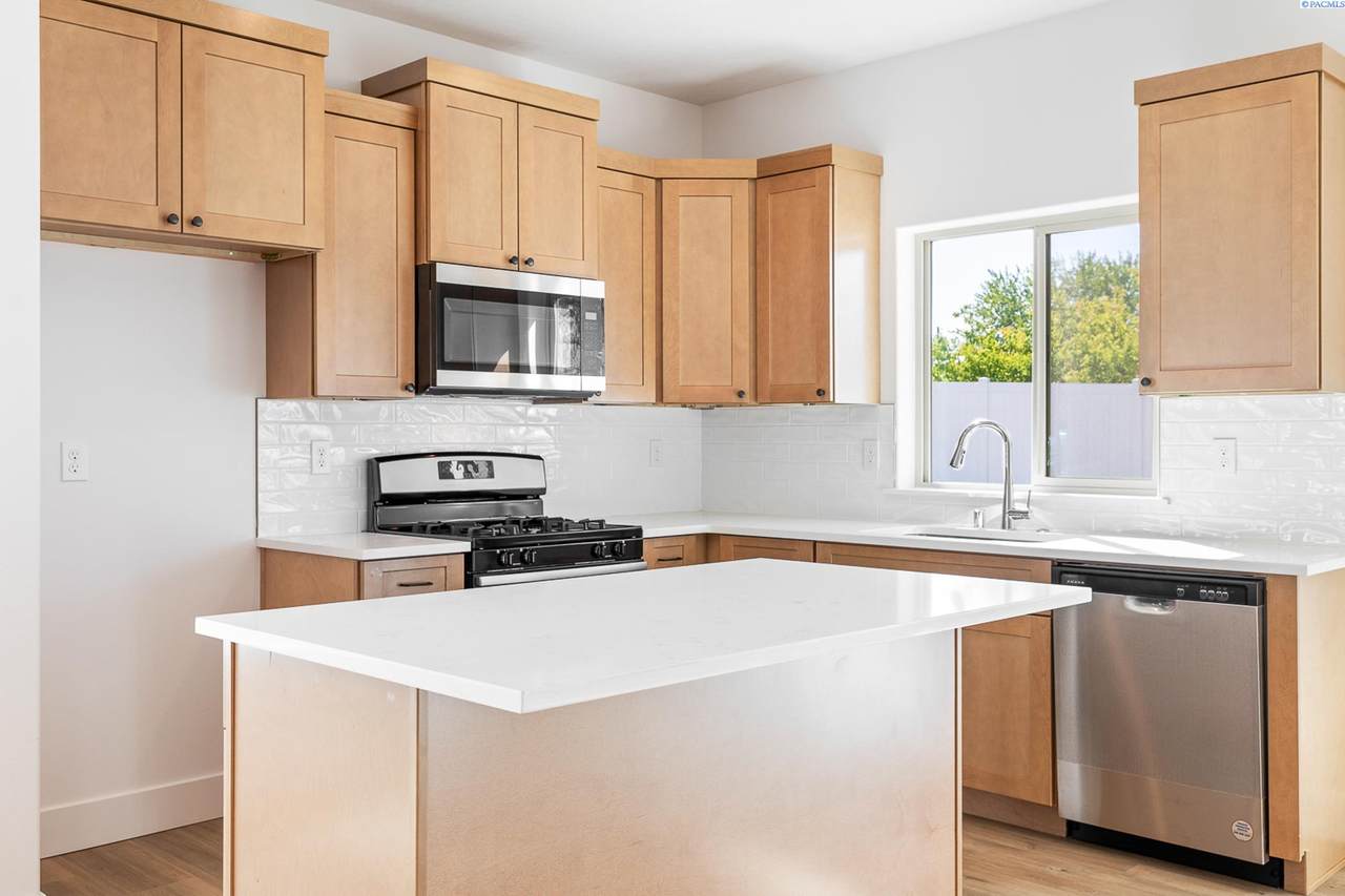 1096 Underwood Pl - Photo 1