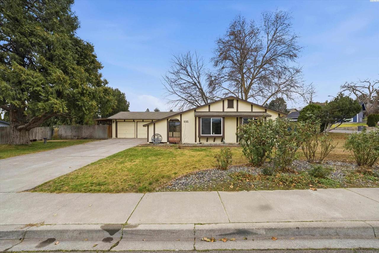 935 14Th Pl - Photo 1