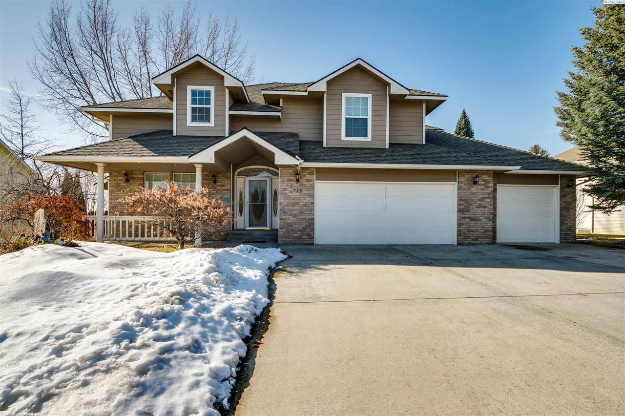 715 Pheasant Run - Photo 1