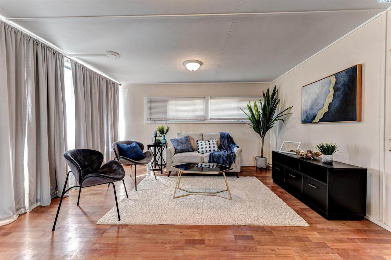 1107 Adams St - Photo 1
