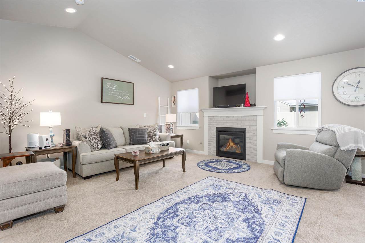 6406 Cottonwood Loop - Photo 1