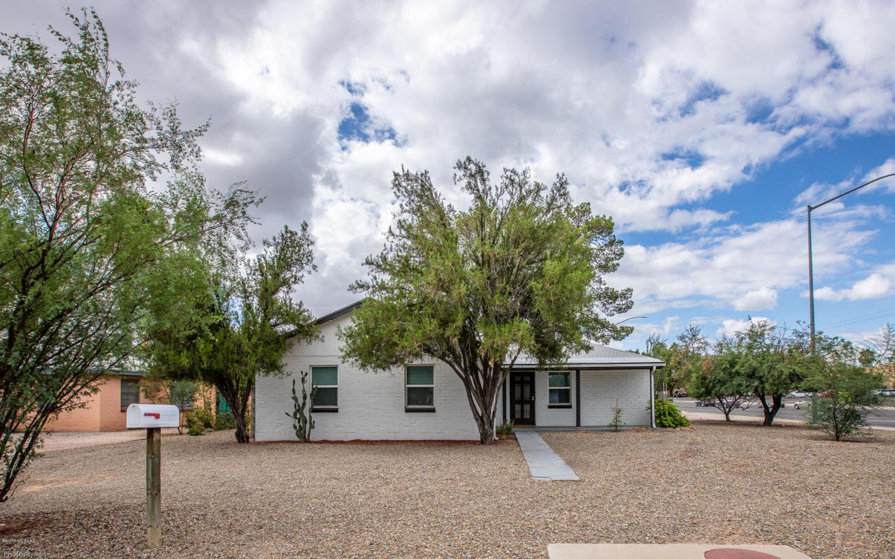 3902 Justin Lane - Photo 1