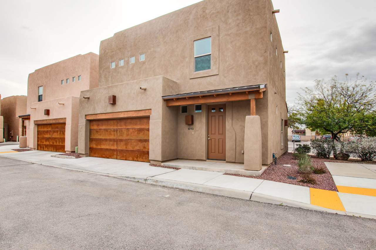 1077 Irwin Place - Photo 1
