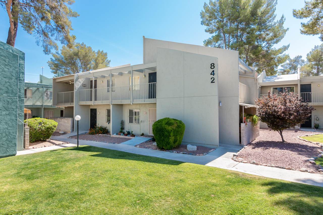 842 Langley Avenue - Photo 1