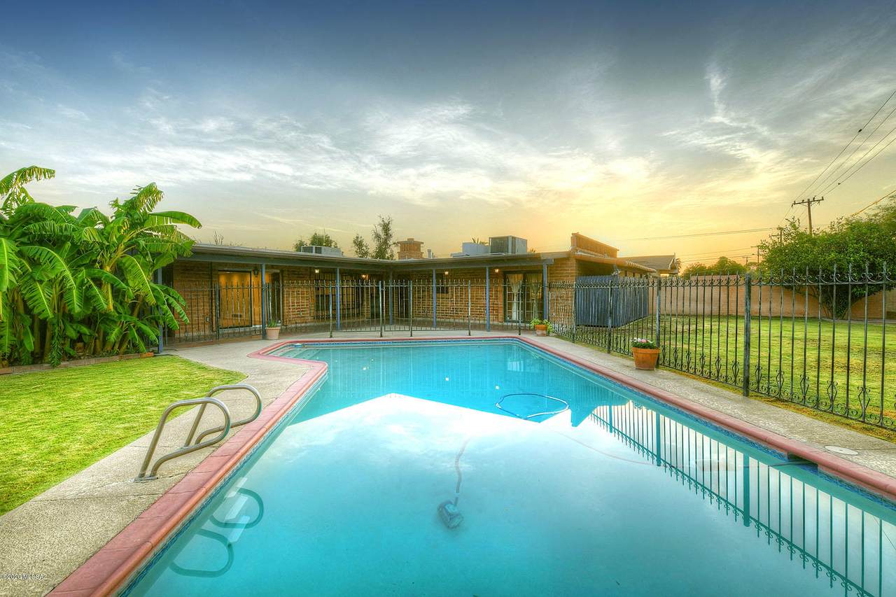 2430 Lester Street - Photo 1