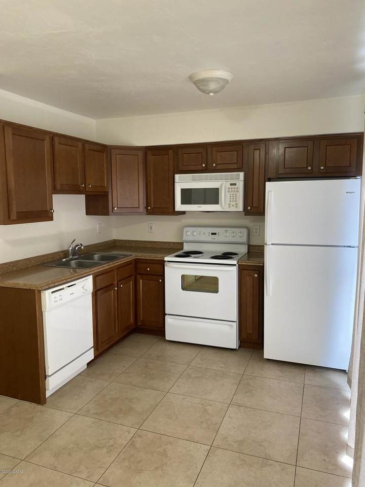 2950 Alvernon Way - Photo 1