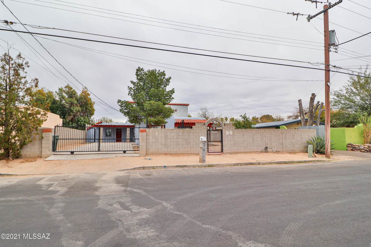 962 Dodge Boulevard - Photo 1