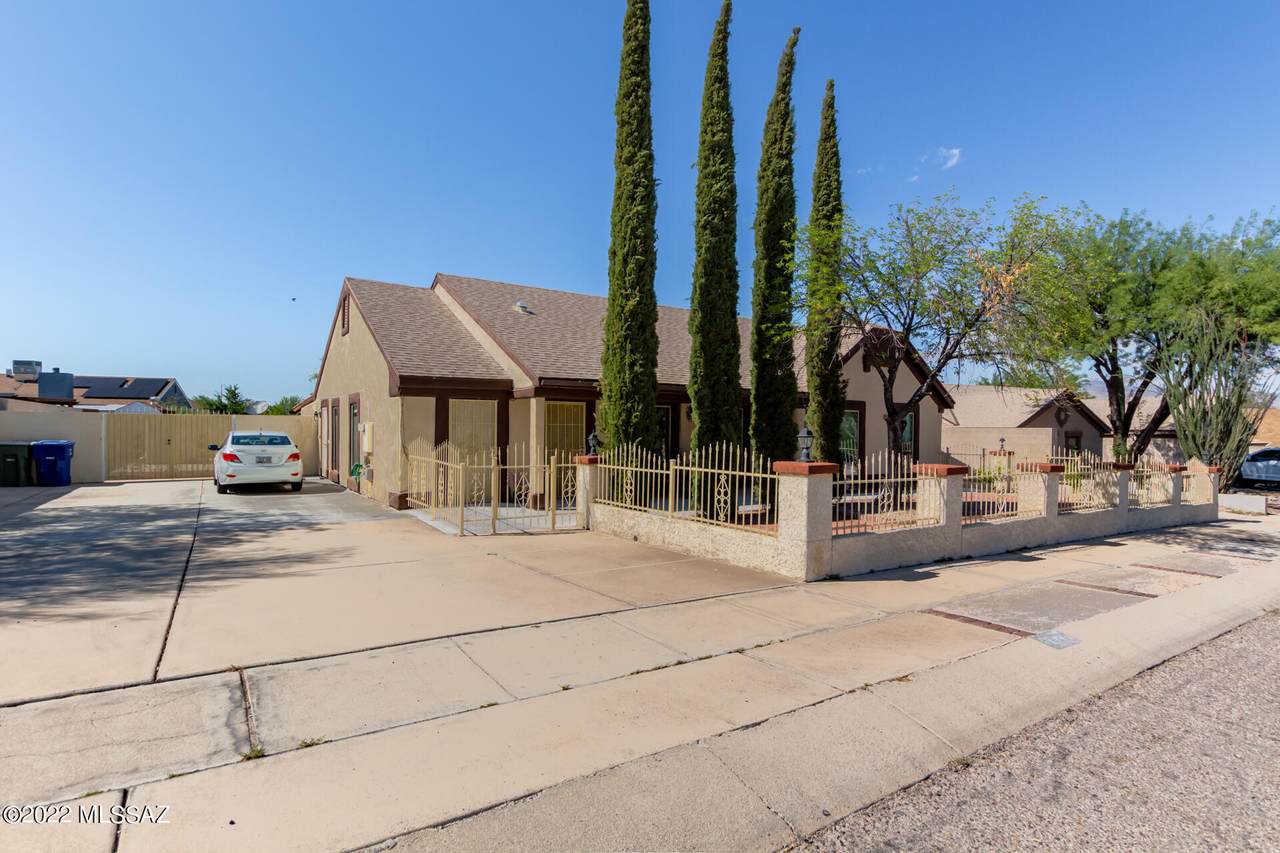 2828 Goldfield Drive - Photo 1