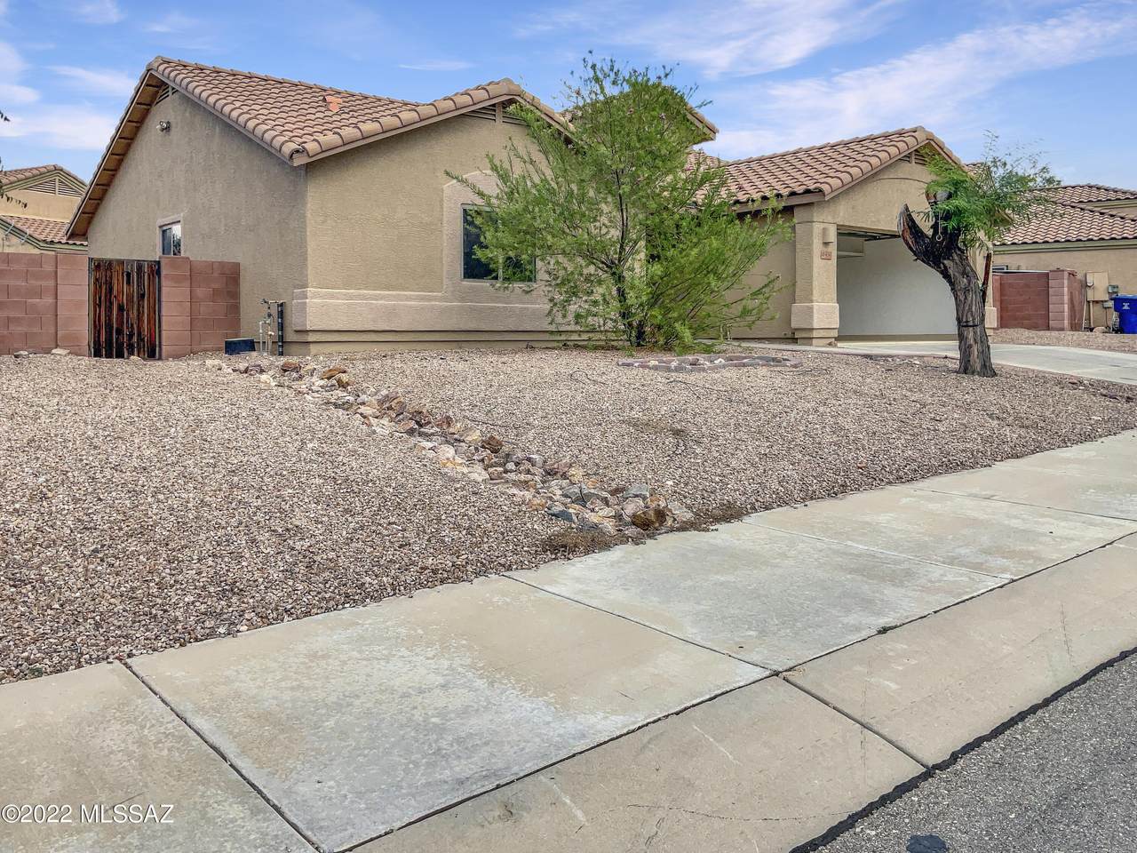 9083 Old Oak Court - Photo 1