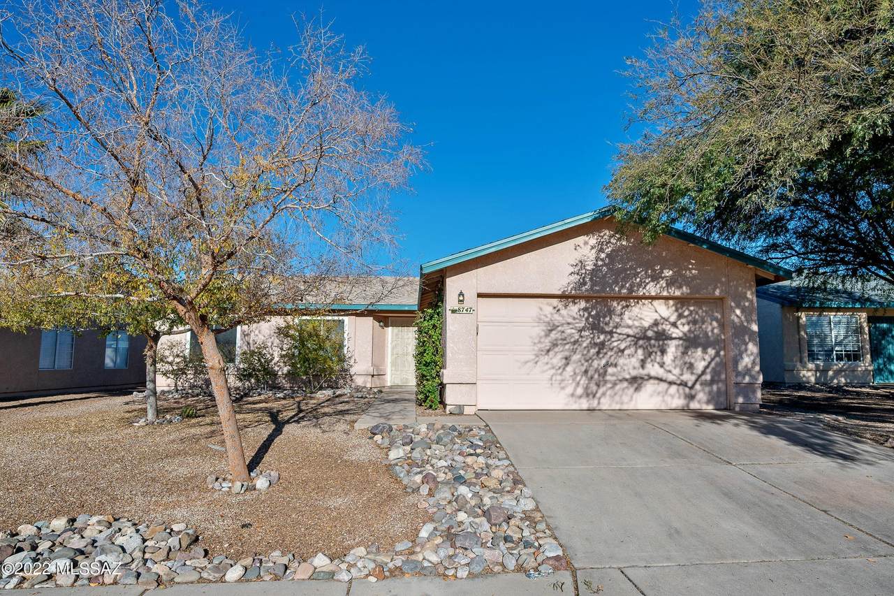 8747 Eagle Creek Drive - Photo 1