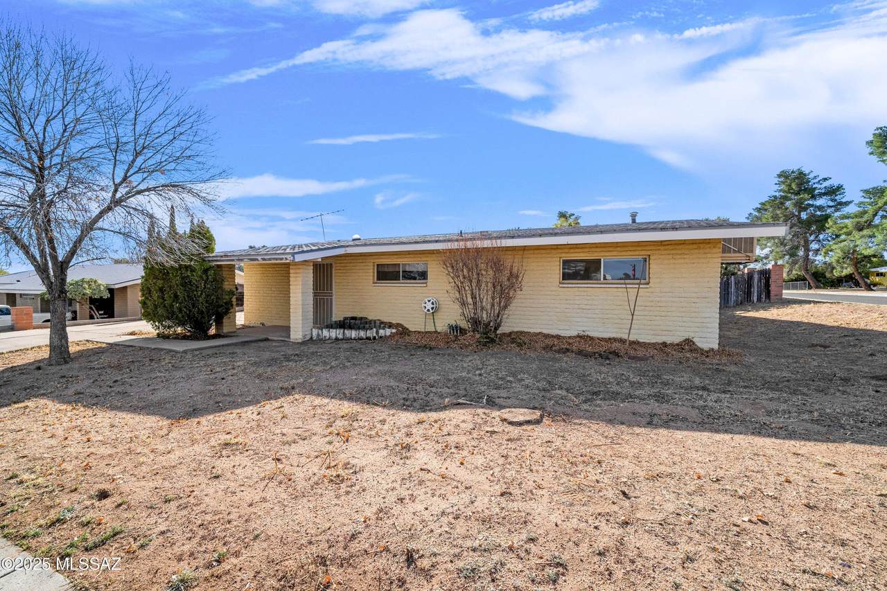 102 Avenue H - Photo 1