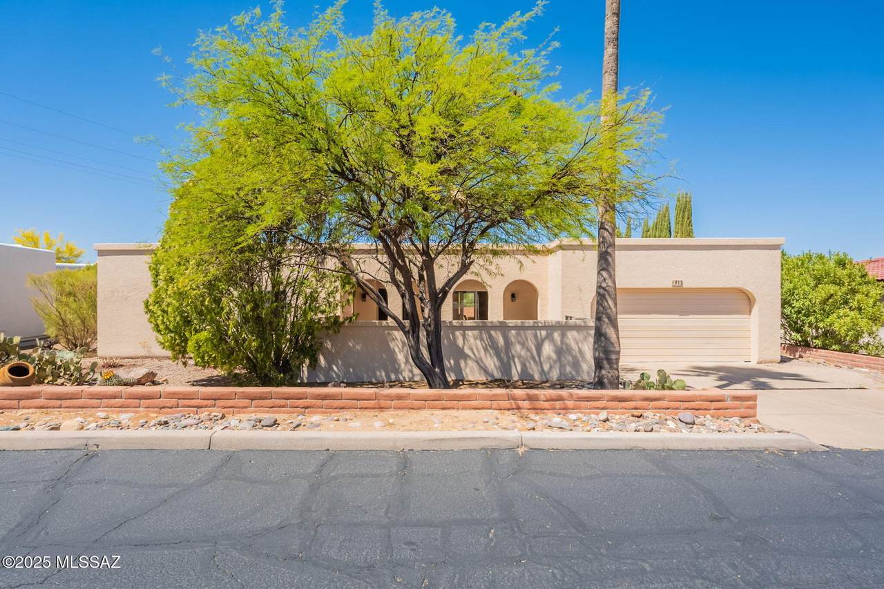 912 Las Lomas Circle - Photo 1