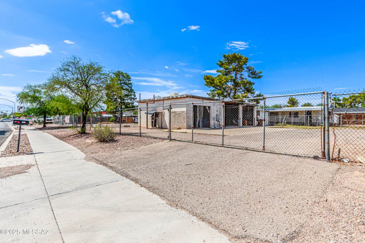 2020 Ruthrauff Road - Photo 1