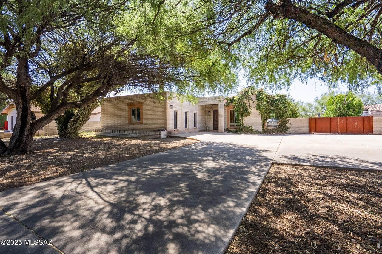 1911 Meadow Hills Drive - Photo 1