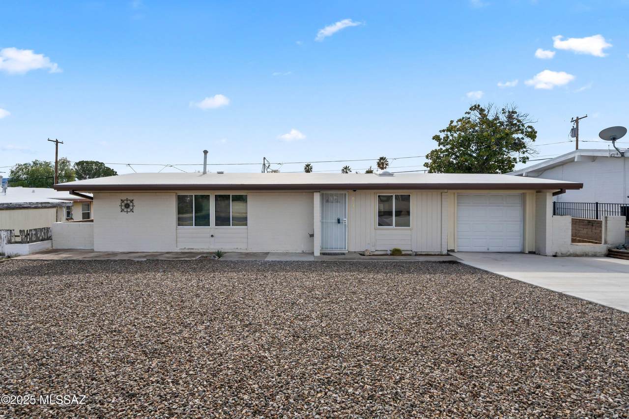 913 Webb Drive - Photo 1