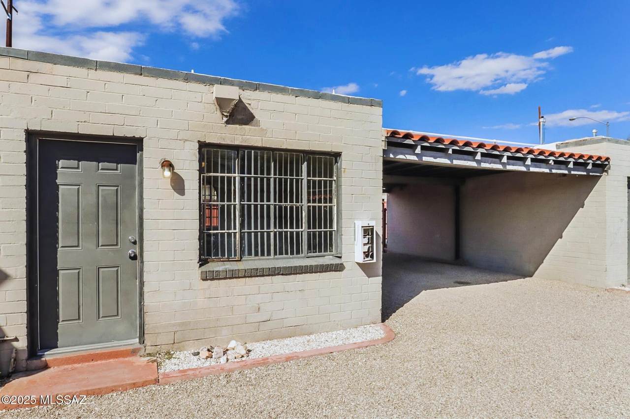 302 Flores Street - Photo 1