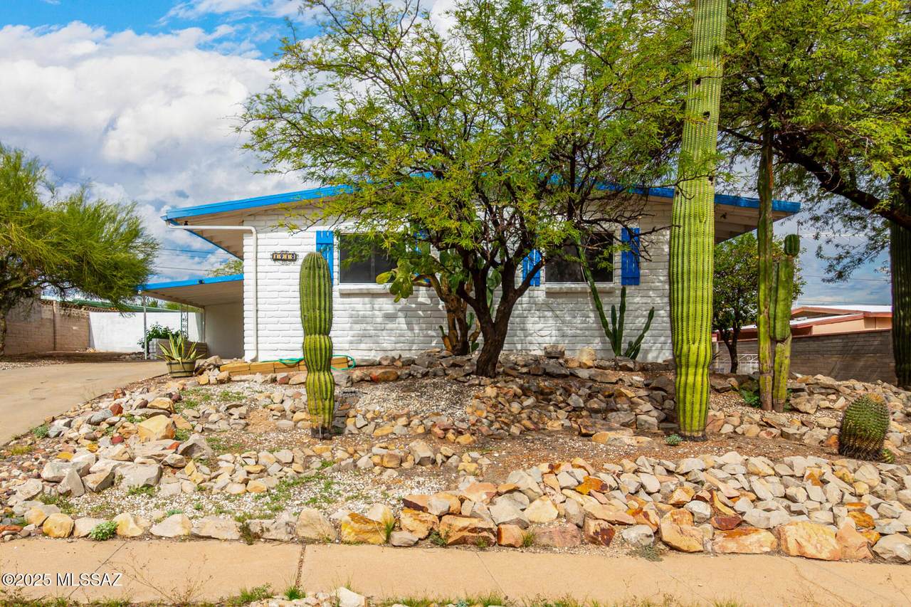 1910 Calle Pacifica - Photo 1