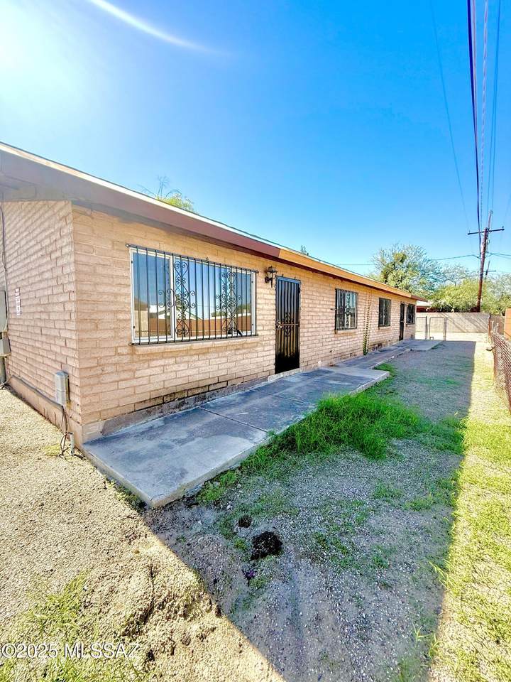 525 Cherokee Avenue - Photo 1