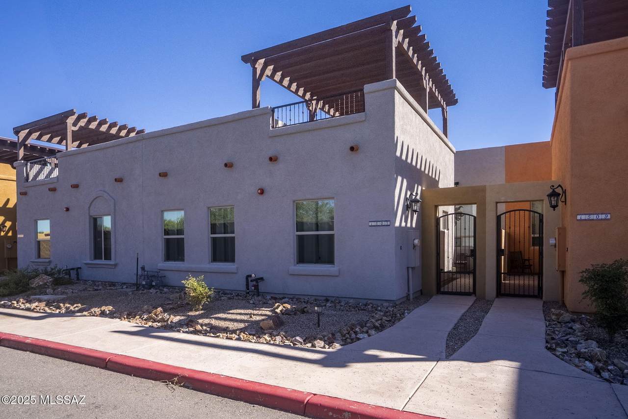 1507 Golden Gate Way - Photo 1