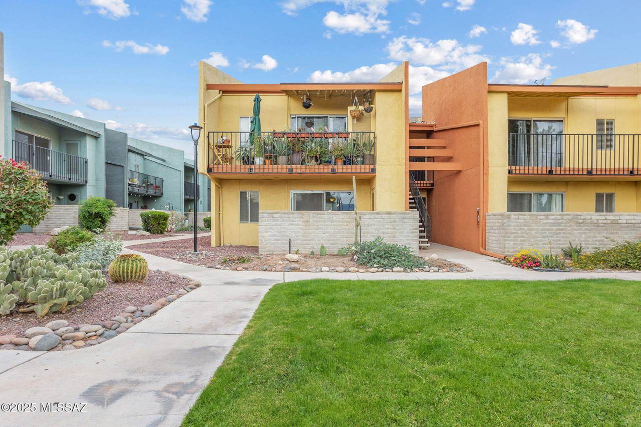 814 Langley Avenue - Photo 1