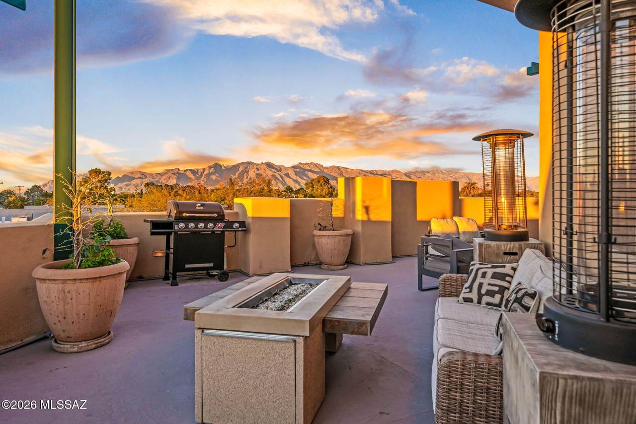 446 Campbell Avenue - Photo 1