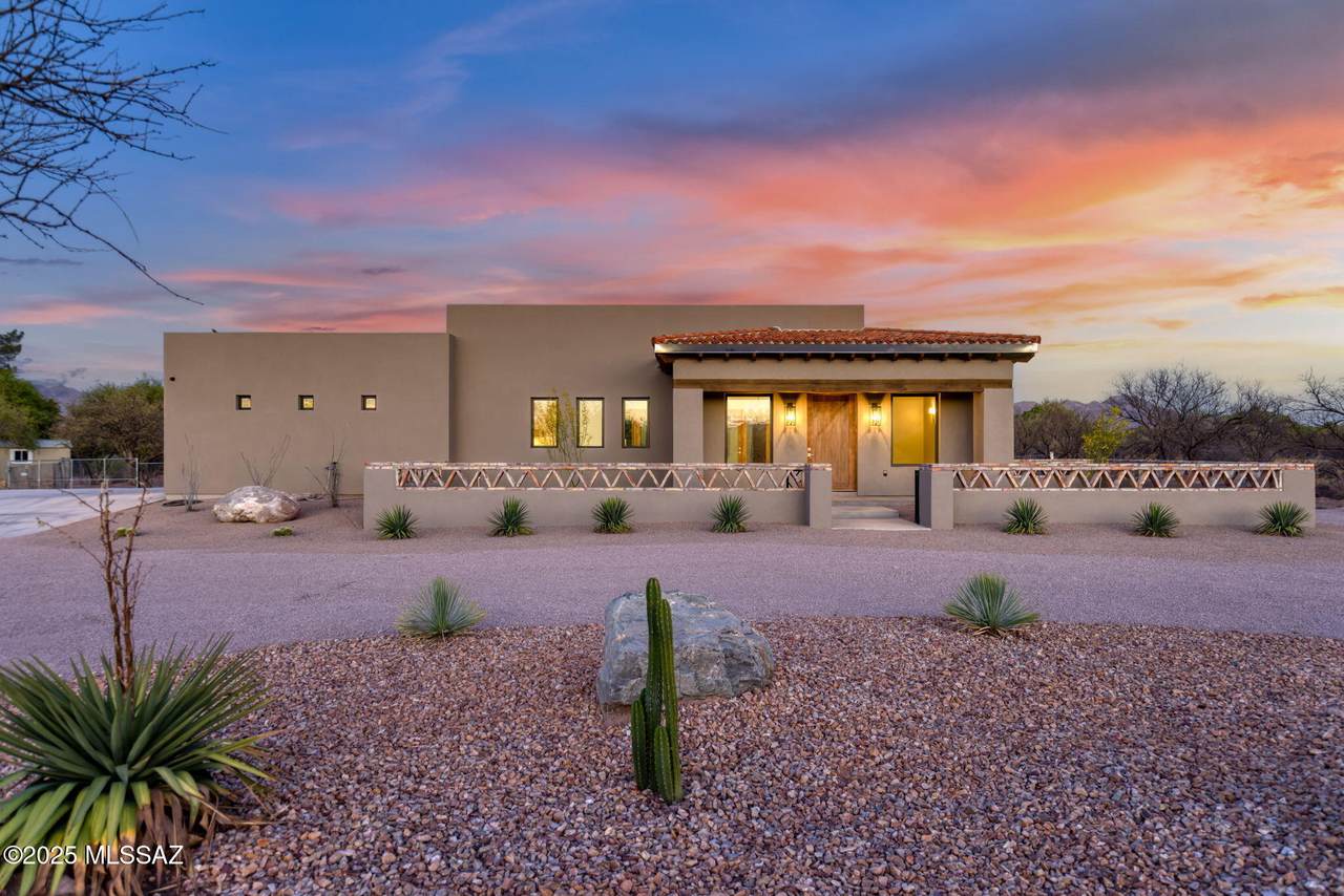 2352 Circulo De Anza - Photo 1