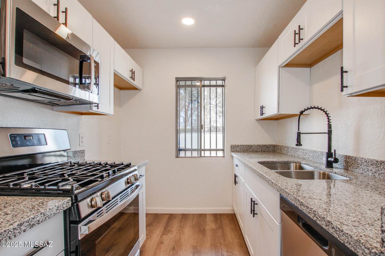 828 Langley Avenue - Photo 1