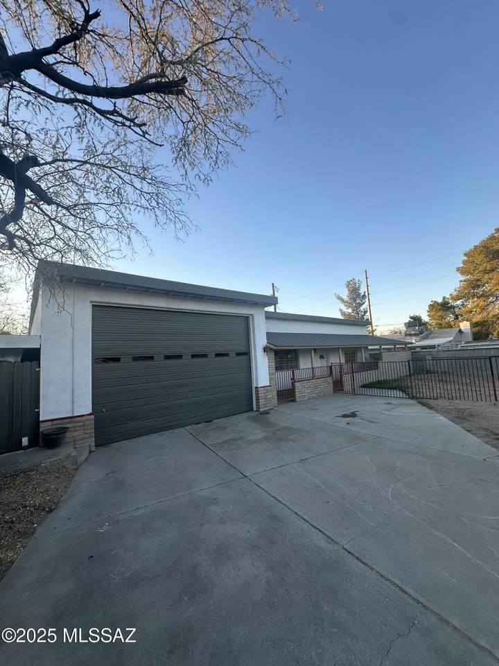 2775 Goyette Avenue - Photo 1