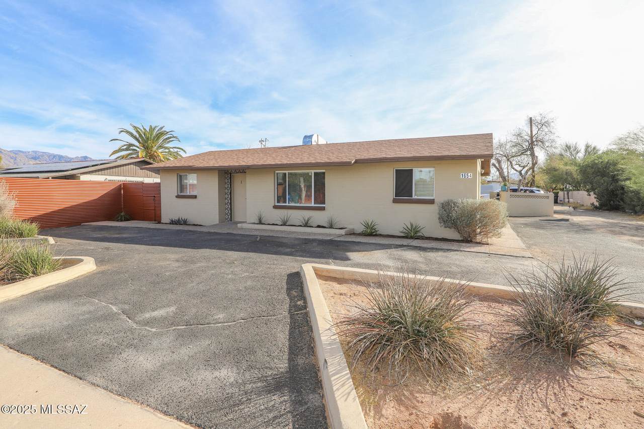 1654 Rosemont Boulevard - Photo 1