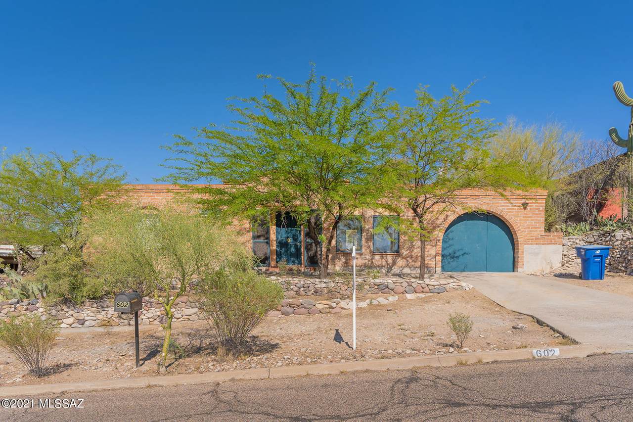 602 La Cholla Boulevard - Photo 1