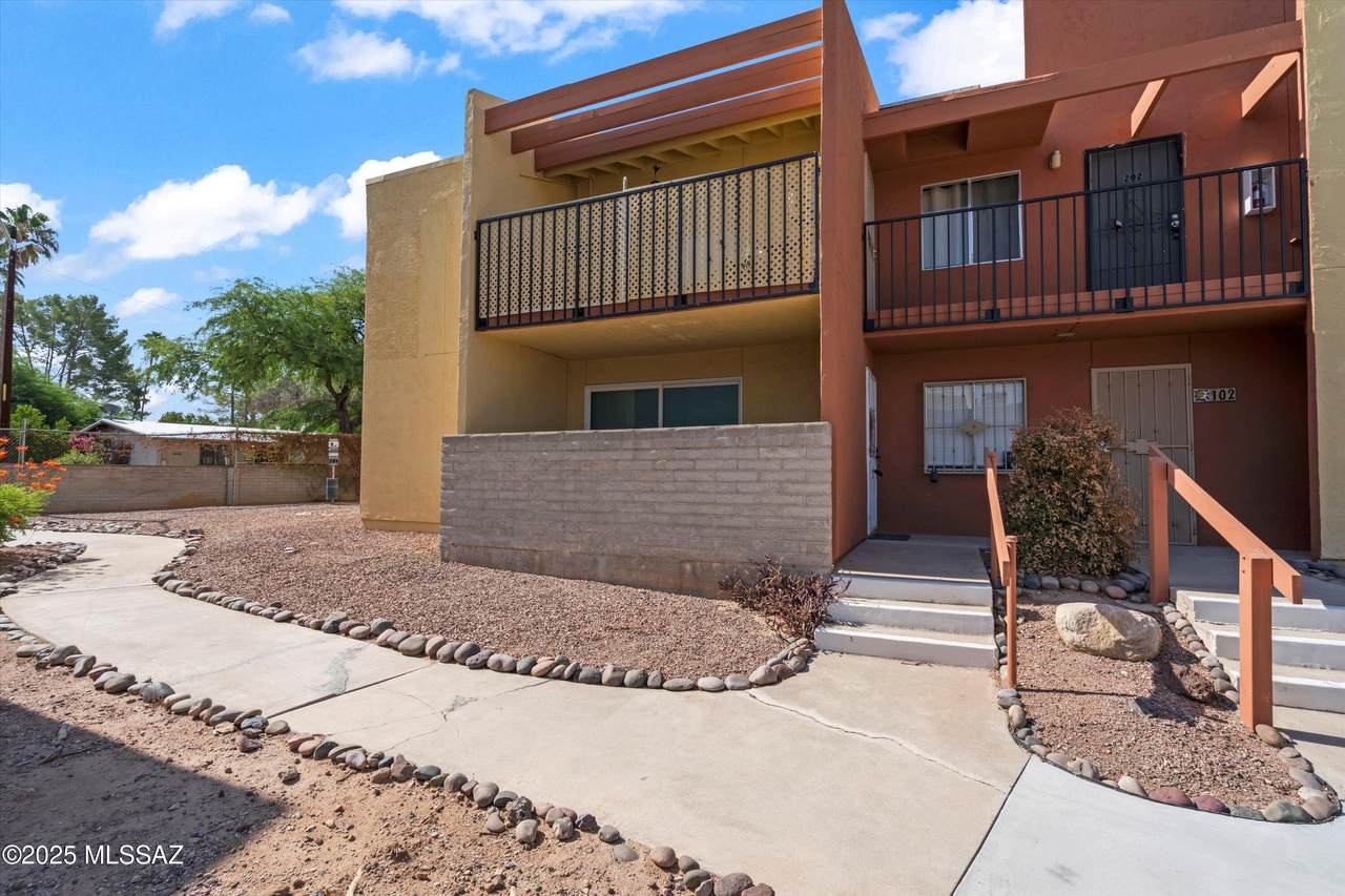 840 Langley Avenue - Photo 1