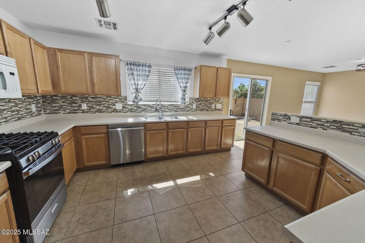 8424 Placita De Los Laureles - Photo 1