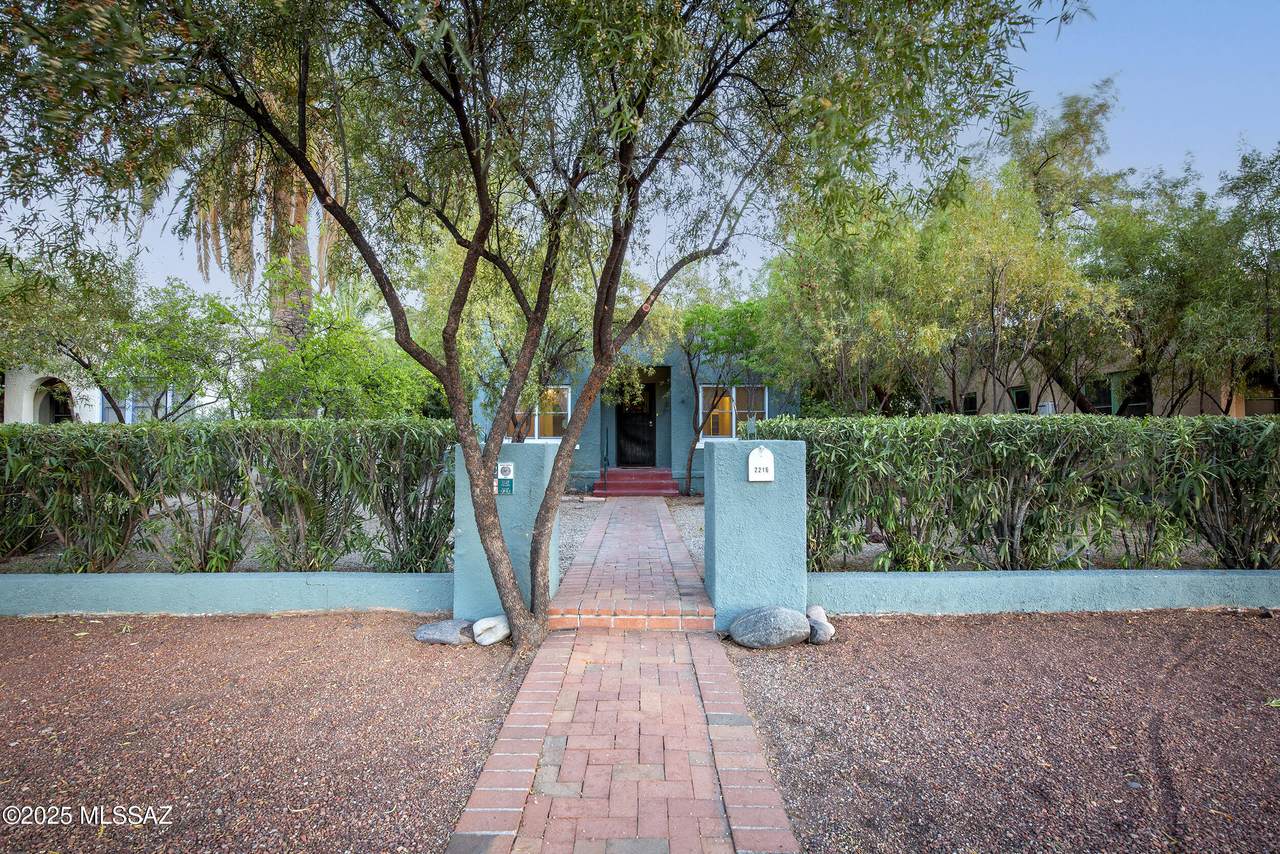 2216 Helen Street - Photo 1