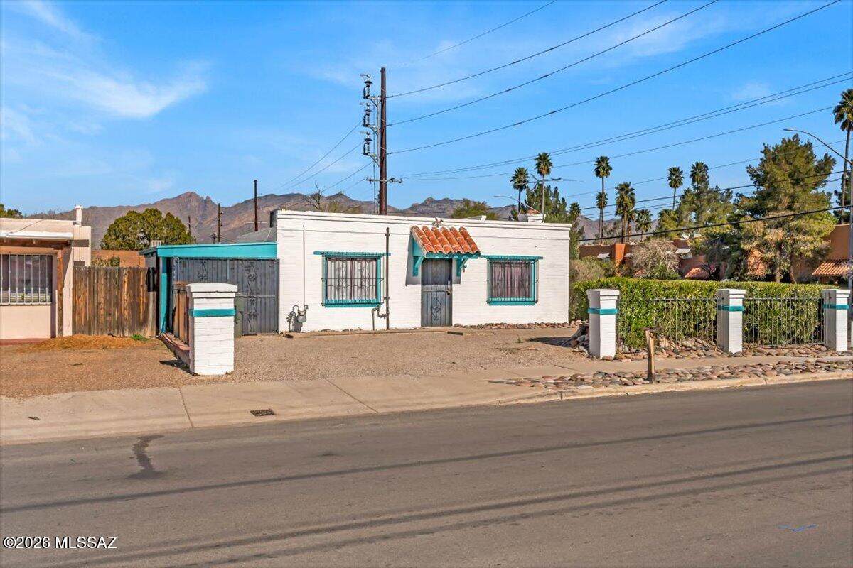 2901 Alvernon Way - Photo 1