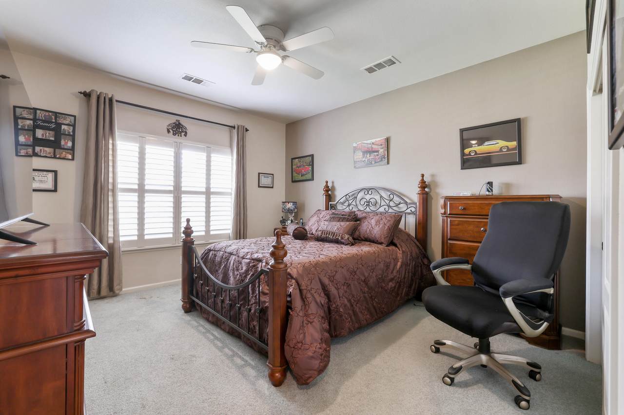 1005 Grove Dr - Photo 1