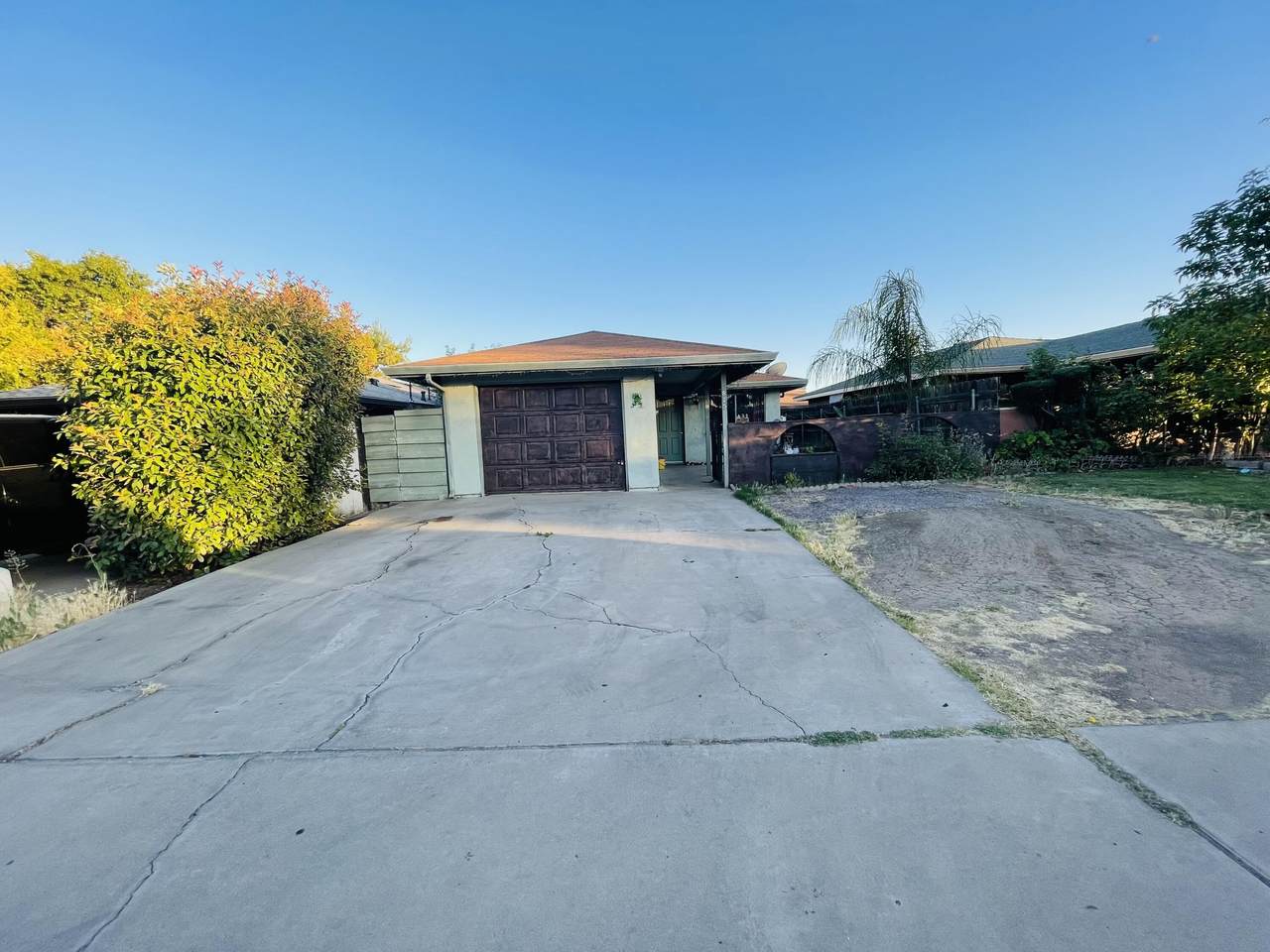 875 Oak Avenue - Photo 1