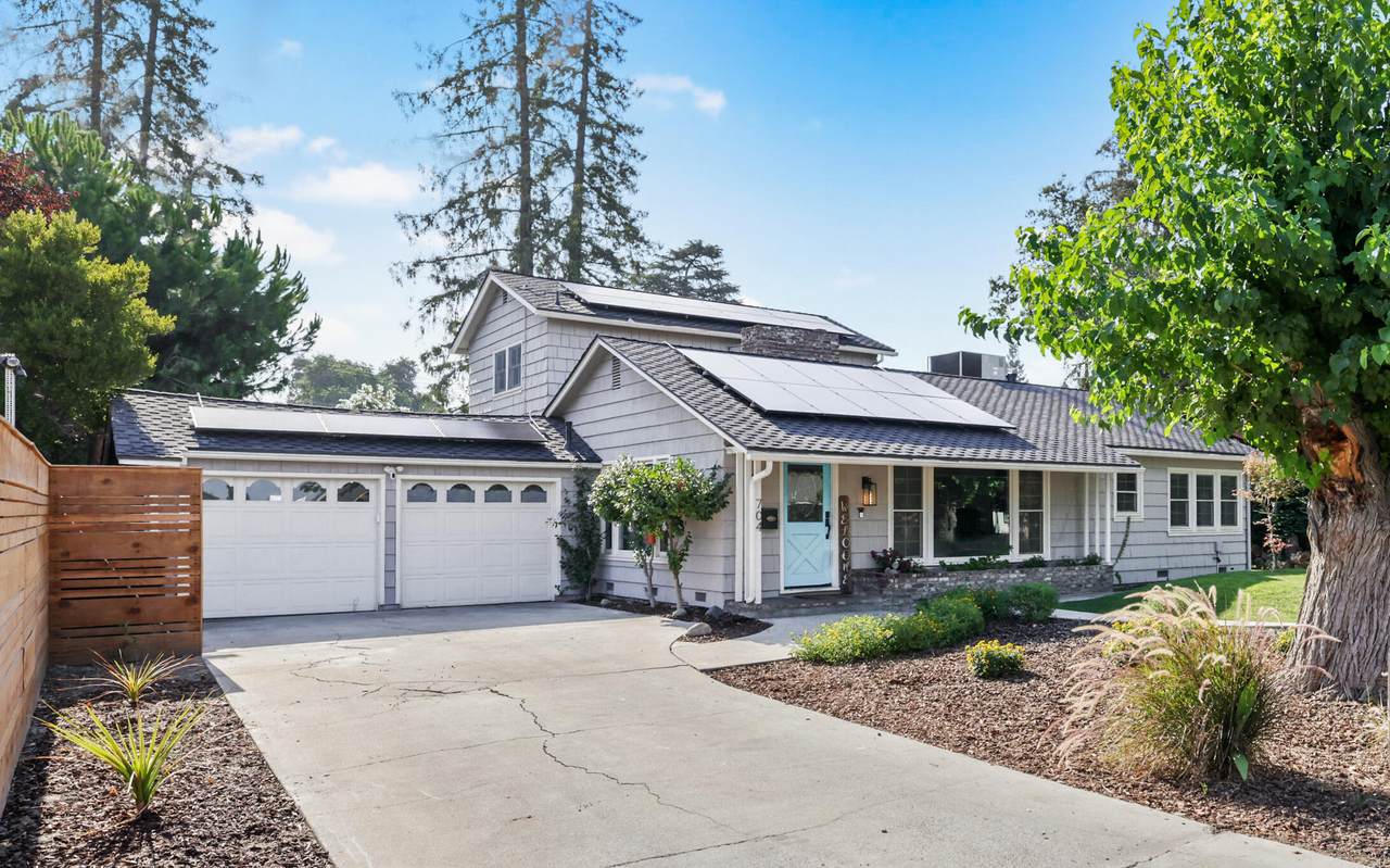 704 Edwards Court - Photo 1