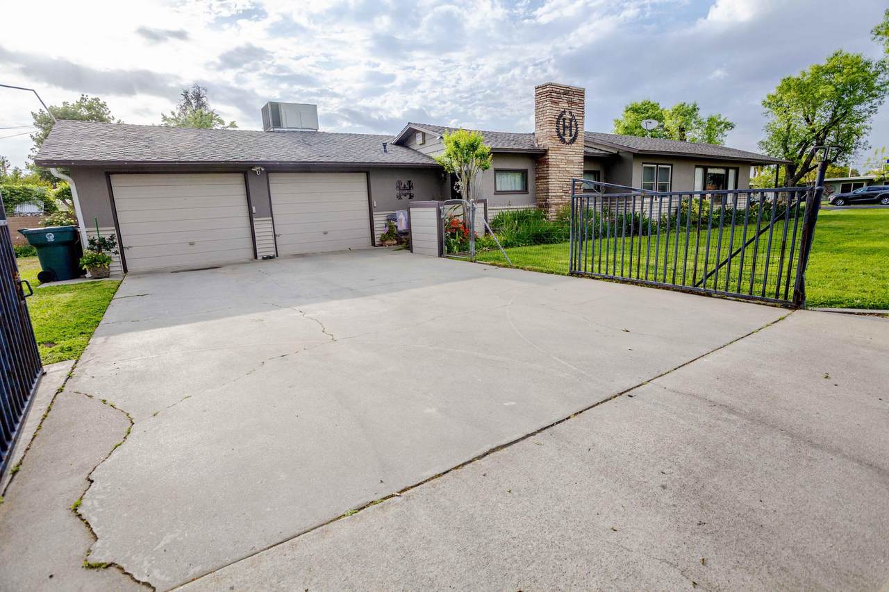 1609 Oaks Street - Photo 1