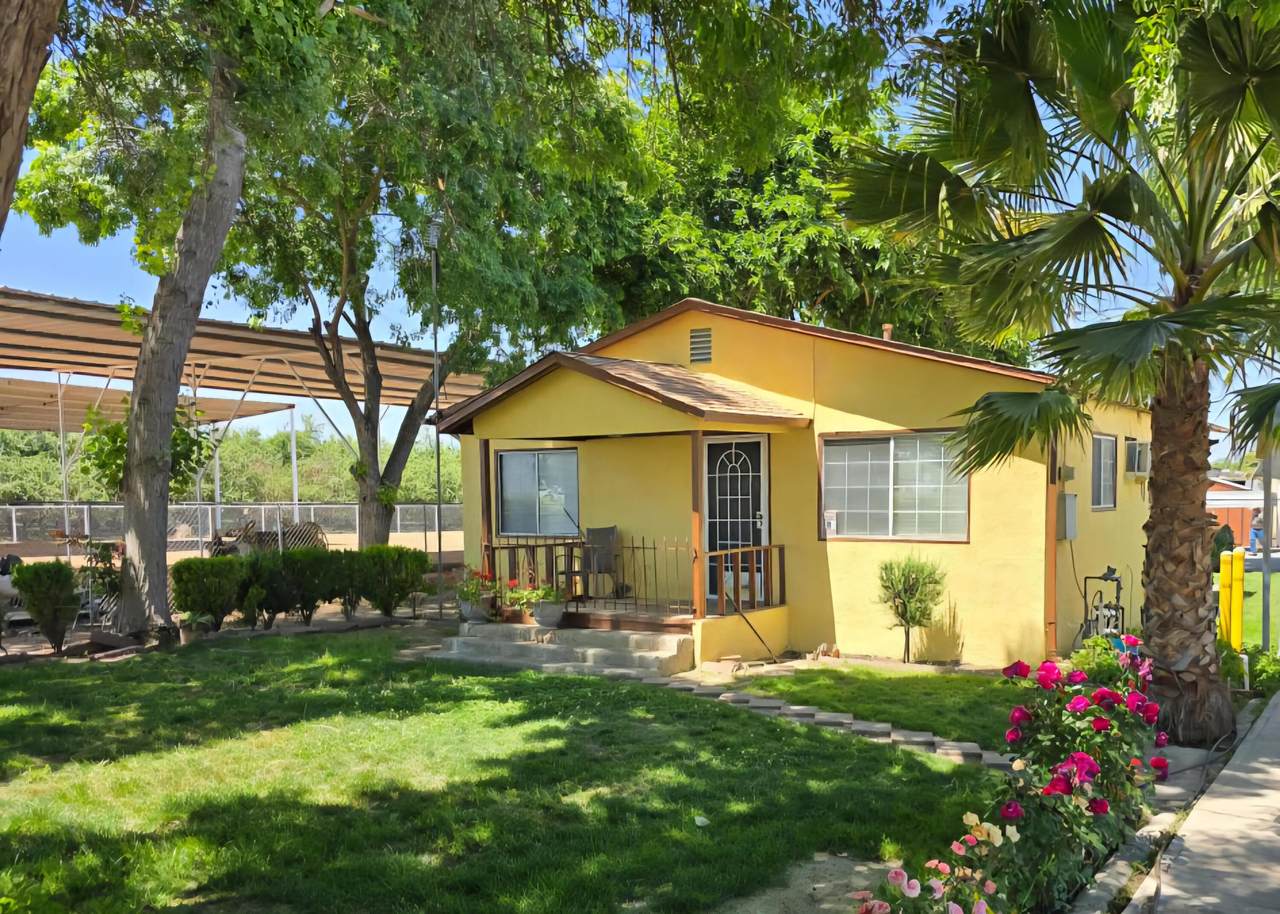 28548 Woollomes Avenue Avenue - Photo 1