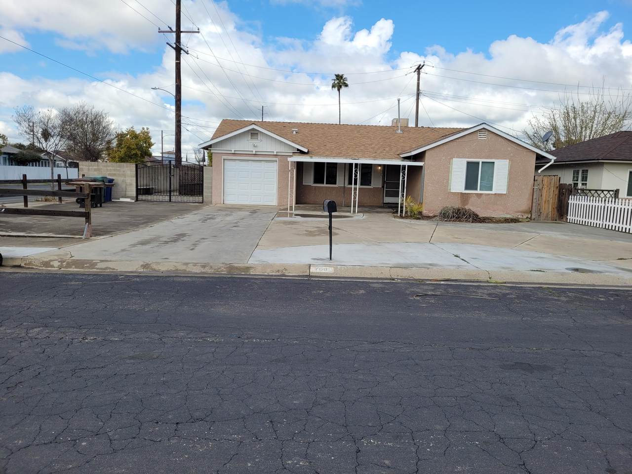 709 Sunset Drive - Photo 1