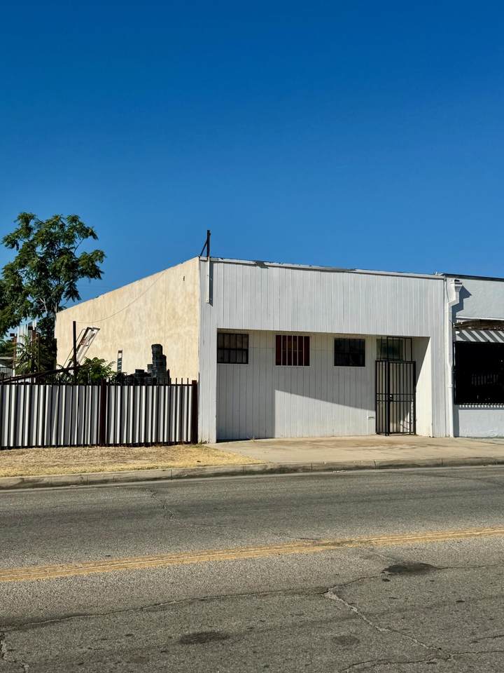 525 18th Street - Photo 1