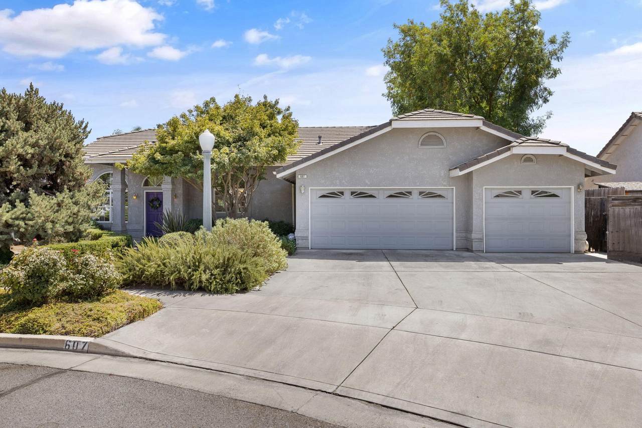 607 Oakridge Court - Photo 1