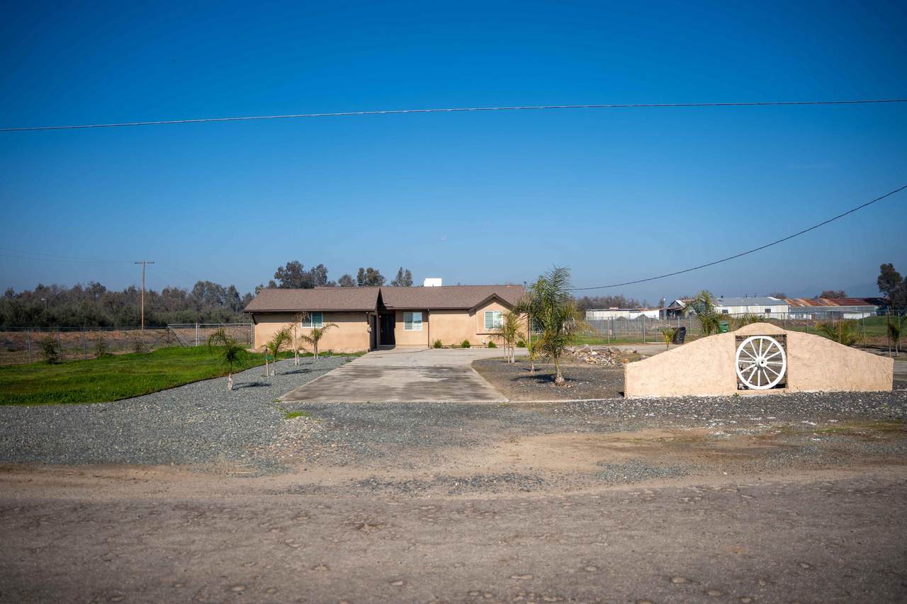 23404 Avenue 104 - Photo 1