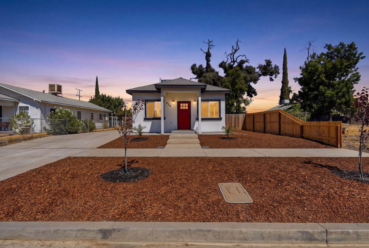 216 Los Angeles Street - Photo 1