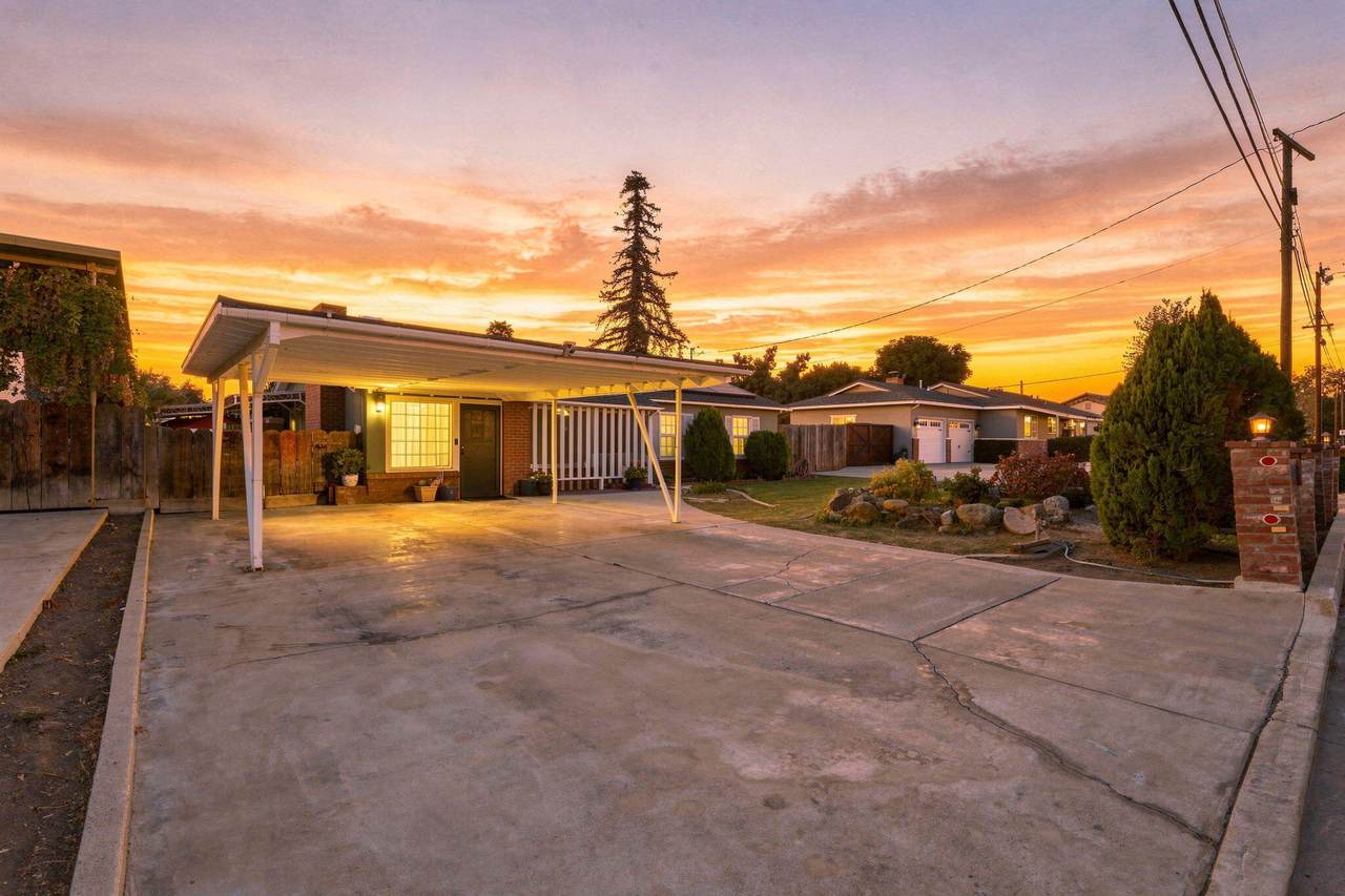 1383 Oaks Street - Photo 1