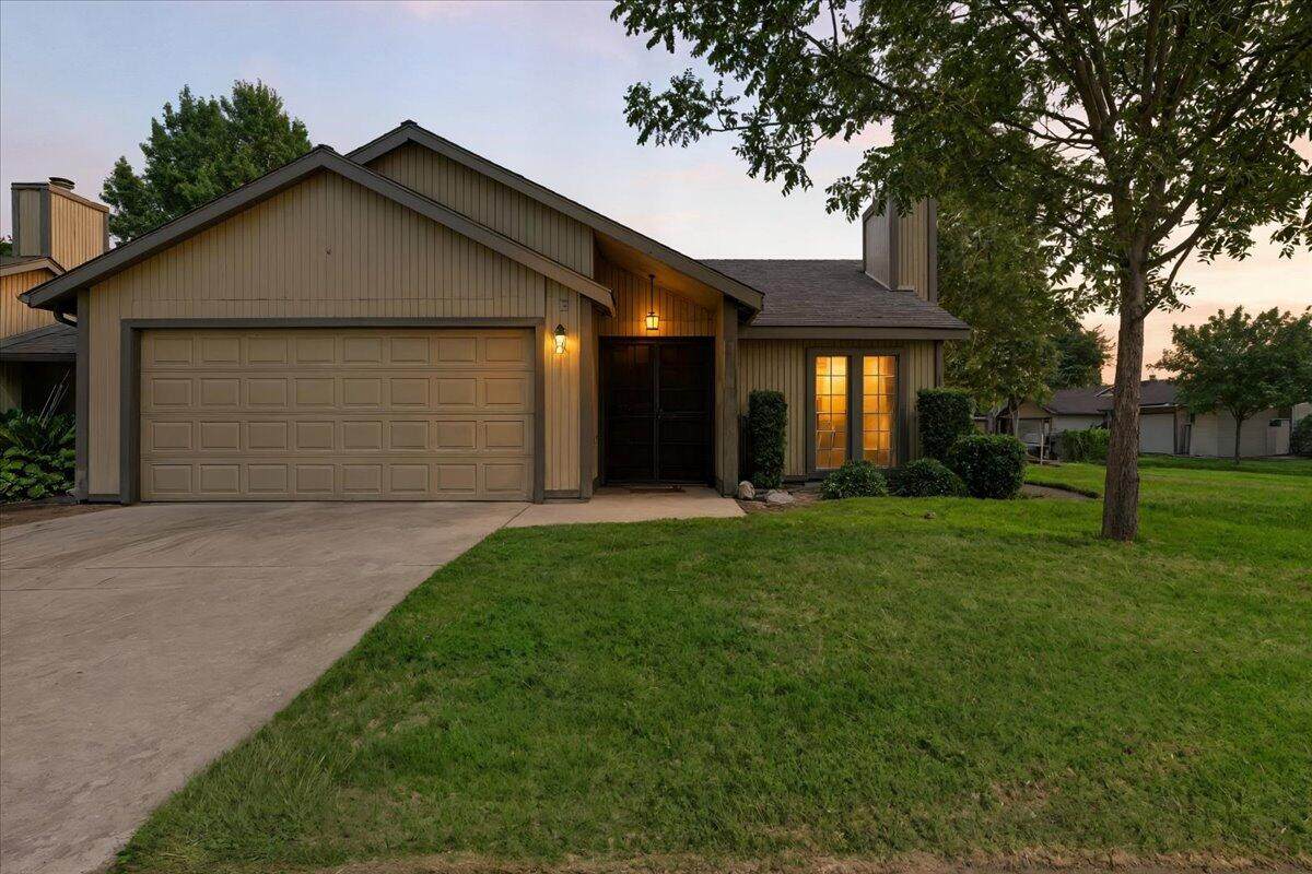 2532 Tulare Avenue - Photo 1