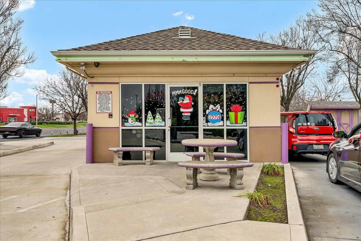 1720 Noble Avenue - Photo 1